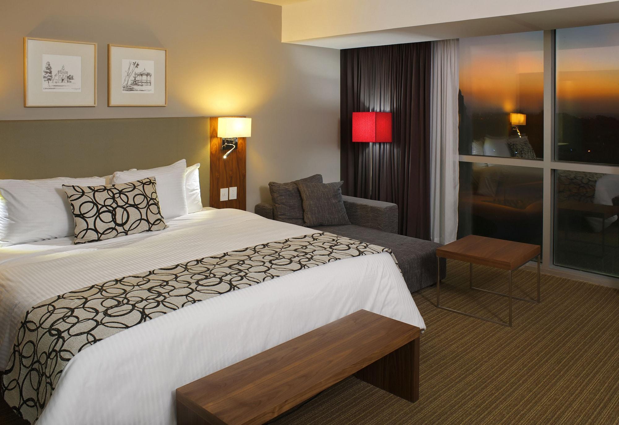 Casa Inn Premium Hotel Queretaro Miranda Kültér fotó A room at the Renaissance San Francisco Hotel