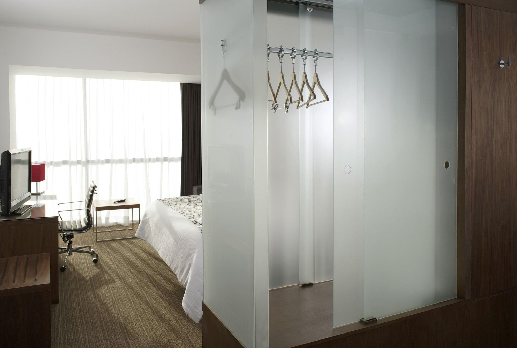 Casa Inn Premium Hotel Queretaro Miranda Kültér fotó A sliding door