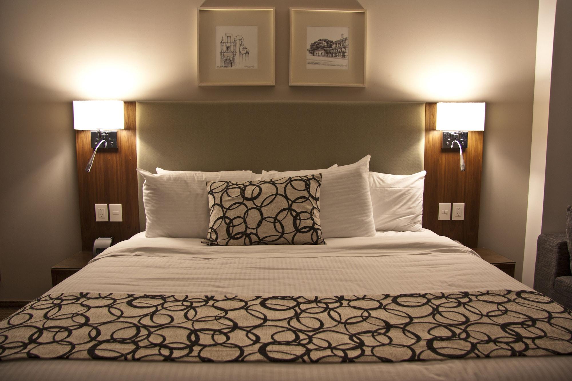 Casa Inn Premium Hotel Queretaro Miranda Kültér fotó A bed