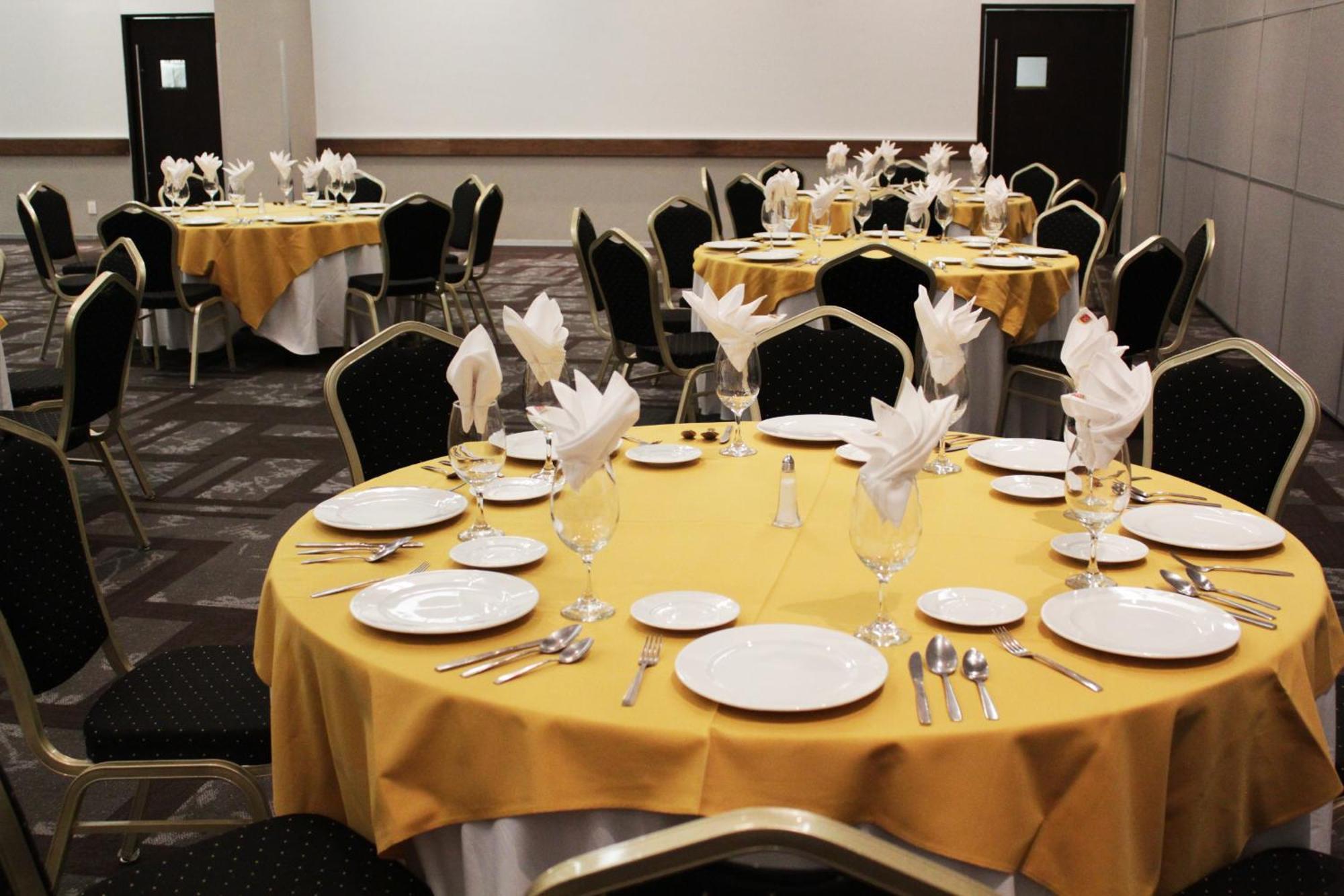 Casa Inn Premium Hotel Queretaro Miranda Kültér fotó A table set for a formal dinner