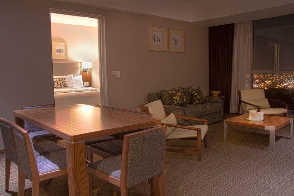 Casa Inn Premium Hotel Queretaro Miranda Kültér fotó A suite at the Hilton London Heathrow