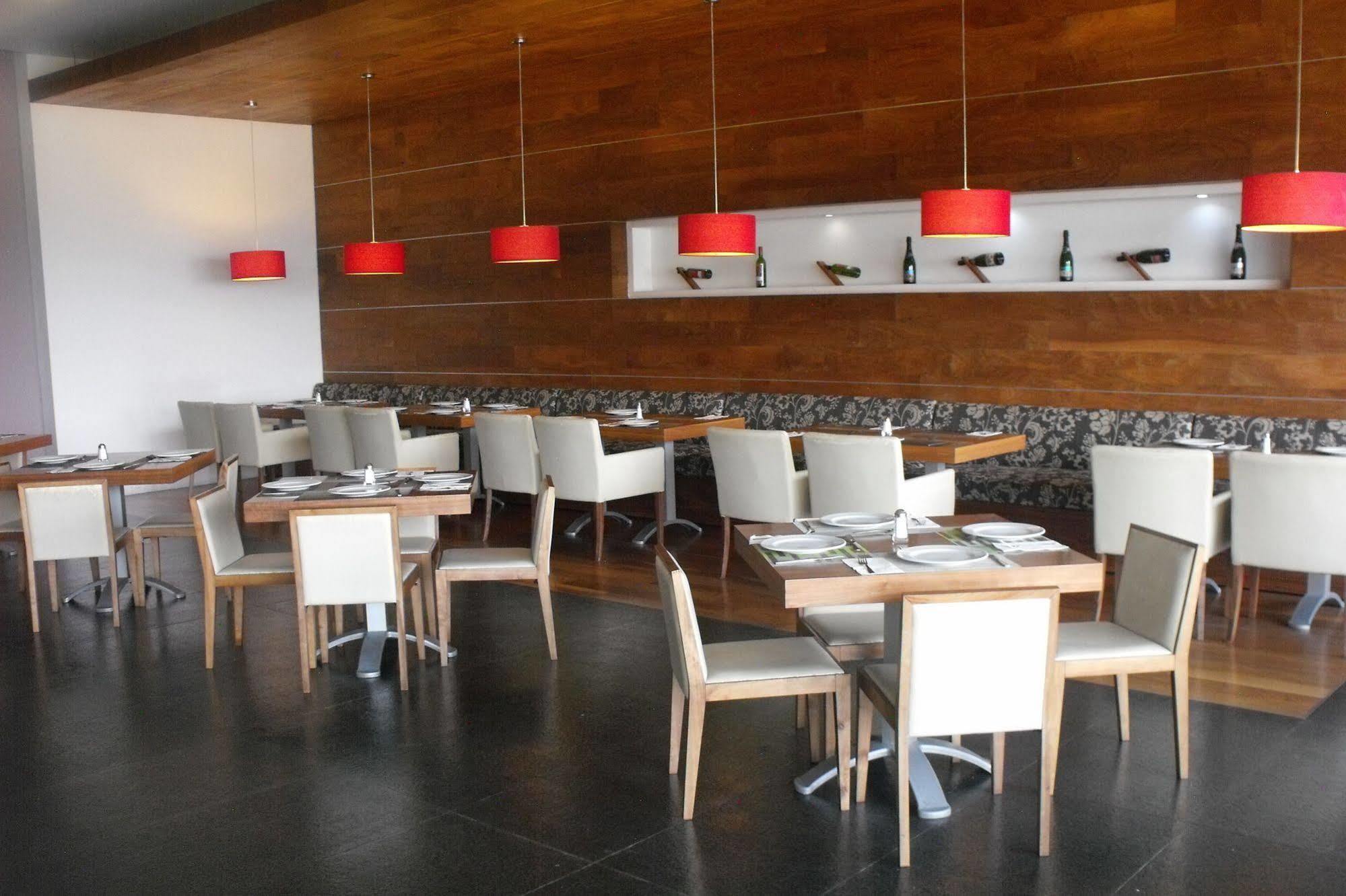 Casa Inn Premium Hotel Queretaro Miranda Kültér fotó Restaurant at the hotel